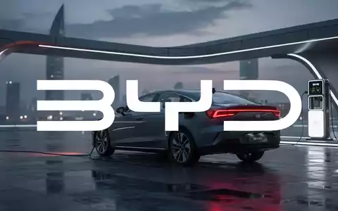 Ein BYD Elektroauto lädt an einer modernen Ladestation bei Dämmerung, leicht entsättigte Farben. - Foto: über boerse-global.de