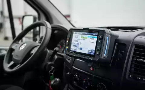 Ein digitaler Fahrtenschreiber im Armaturenbrett eines Lieferwagens, der Daten anzeigt, um die Einhaltung neuer Vorschriften zu symbolisieren. - Foto: über boerse-global.de