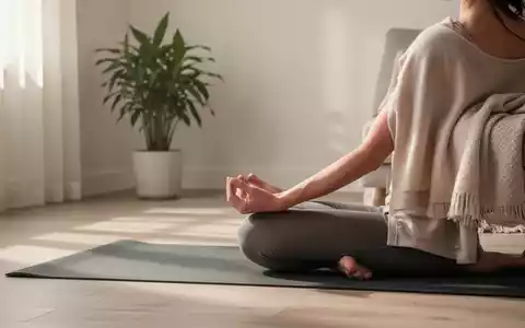 Eine ruhige Innenszene in einem Zuhause, in der eine Person sanft Yoga oder meditiert, umgeben von Elementen der Ordnung und Ruhe. - Foto: über boerse-global.de