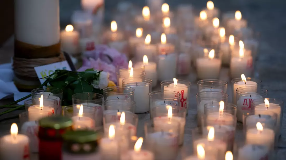 In der Kirche St. Nikolaus in Haimhausen wurden zahlreiche Kerzen angezündet. - Bild: Sven Hoppe/dpa