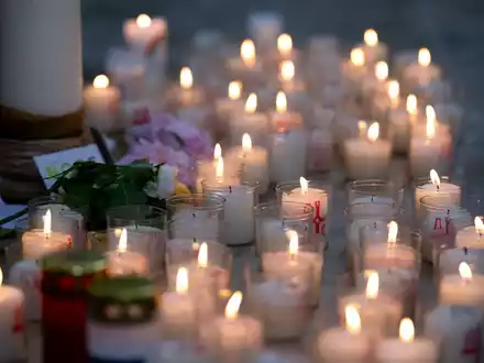In der Kirche St. Nikolaus in Haimhausen wurden zahlreiche Kerzen angezündet. - Foto: Sven Hoppe/dpa