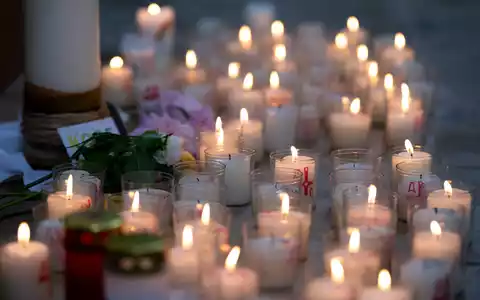 In der Kirche St. Nikolaus in Haimhausen wurden zahlreiche Kerzen angezündet. - Foto: Sven Hoppe/dpa