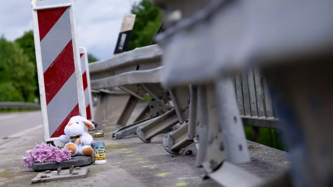 Auch am Unfallort wurden Blumen und Kerzen niedergelegt. - Bild: Sven Hoppe/dpa