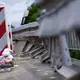 Auch am Unfallort wurden Blumen und Kerzen niedergelegt. - Bild: Sven Hoppe/dpa