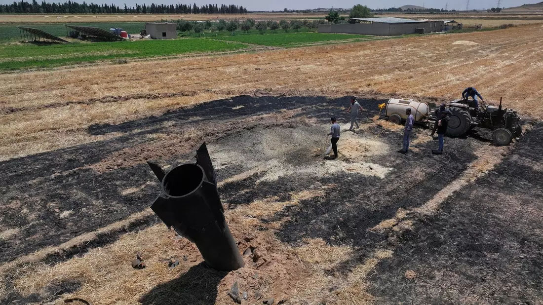 Auch in Syrien sind nach Kämpfen zwischen Iran und Israel zu Beginn der Woche Trümmer niedergegangen. (Symbolbild) - Bild: Ghaith Alsayed/AP/dpa