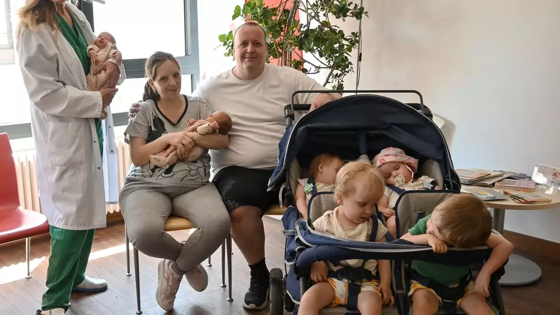 Jasmin und Andreas Rittner aus Fürth haben zum dritten Mal in recht kurzem Abstand Zwillinge bekommen. Auch die älteren Geschwister sind noch ziemlich klein. (Handout) - Bild: -/Klinikum Fürth/dpa