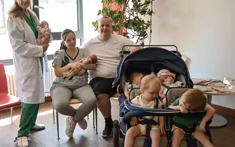 Jasmin und Andreas Rittner aus Fürth haben zum dritten Mal in recht kurzem Abstand Zwillinge bekommen. Auch die älteren Geschwister sind noch ziemlich klein. (Handout) - Foto: -/Klinikum Fürth/dpa