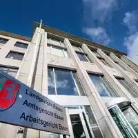 Vor dem Landgericht Essen haben die ersten Zivilprozesse um den Einbruch in die Sparkasse Gelsenkirchen über Weihnachten 2025 begonnen. (Archivbild) - Foto: Bernd Thissen/dpa