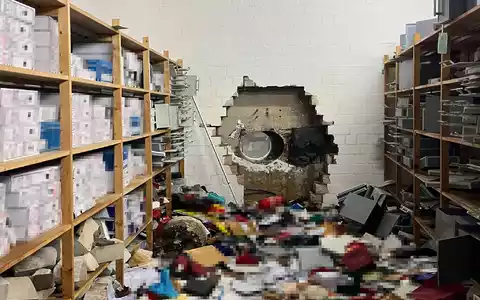Der Tresorraum der Filiale war völlig verwüstet. - Foto: -/Polizei Gelsenkirchen/dpa