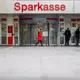 Auch die Sparkasse selbst sei Opfer, heißt es von der Bank. (Archivbild)  - Bild: Christoph Reichwein/dpa