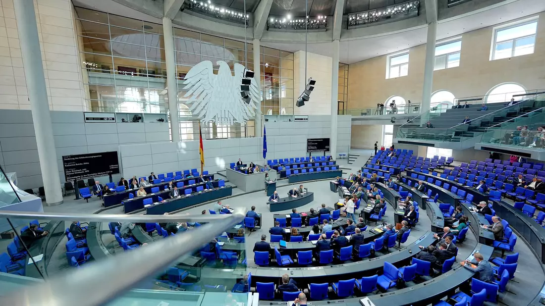 Der Bundestag debattierte zum ersten Mal über die Reform, die umstritten ist. - Bild: Michael Kappeler/dpa