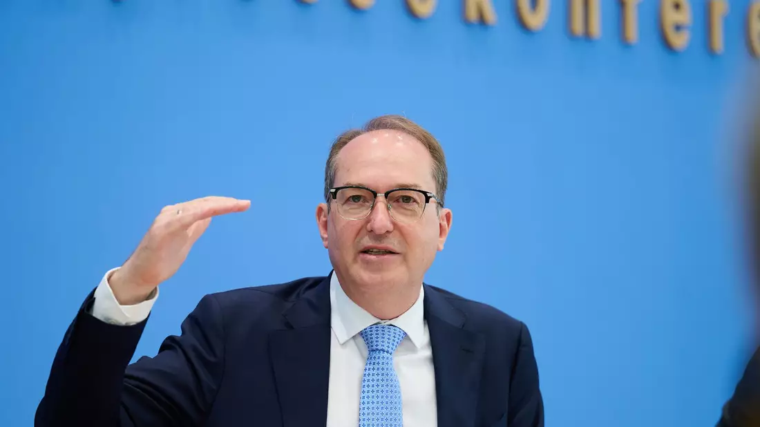 Bundesinnenminister Alexander Dobrindt (CSU) hofft, bis Ende des Jahres Vereinbarungen für Abschiebezentren in Drittstaaten geschaffen zu haben. (Archivbild)  - Bild: Annette Riedl/dpa