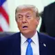 Trump droht mit neuen Angriffen.  - Bild: Julia Demaree Nikhinson/AP/dpa