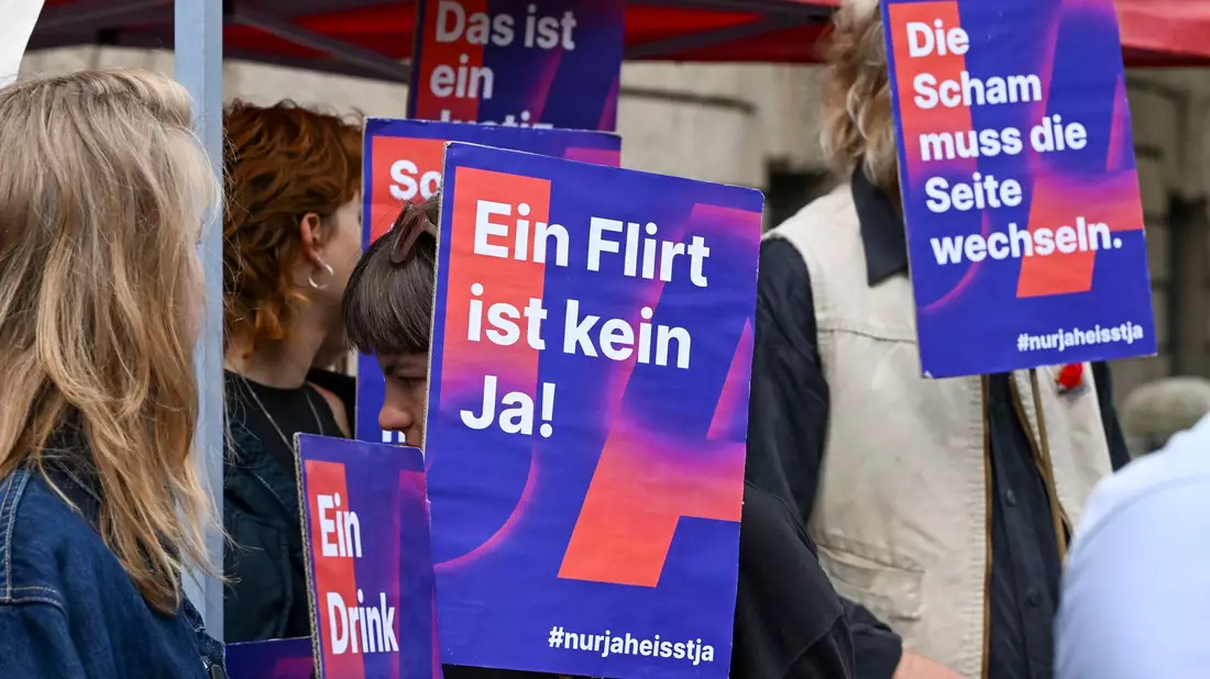 Sexuelle Handlungen sollten nach Vorstellungen von Bundesjustizministerin Hubig nur bei ausdrücklicher Zustimmung als einvernehmlich gelten - nach dem Prinzip «Nur Ja heißt Ja». - Bild: Jens Kalaene/dpa