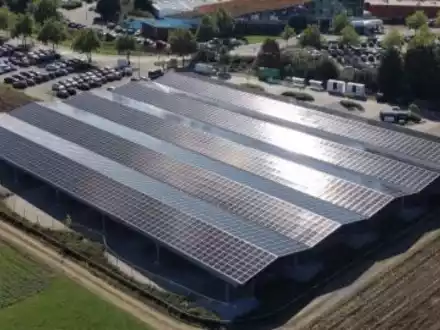 Da Solar-Carport-Regulierungen zunehmend verschÀrft werden, stÀrkt AESOLAR seine Position mit dem DIBt-zertifizierten Horizon PV-Carport - Foto: presseportal.de