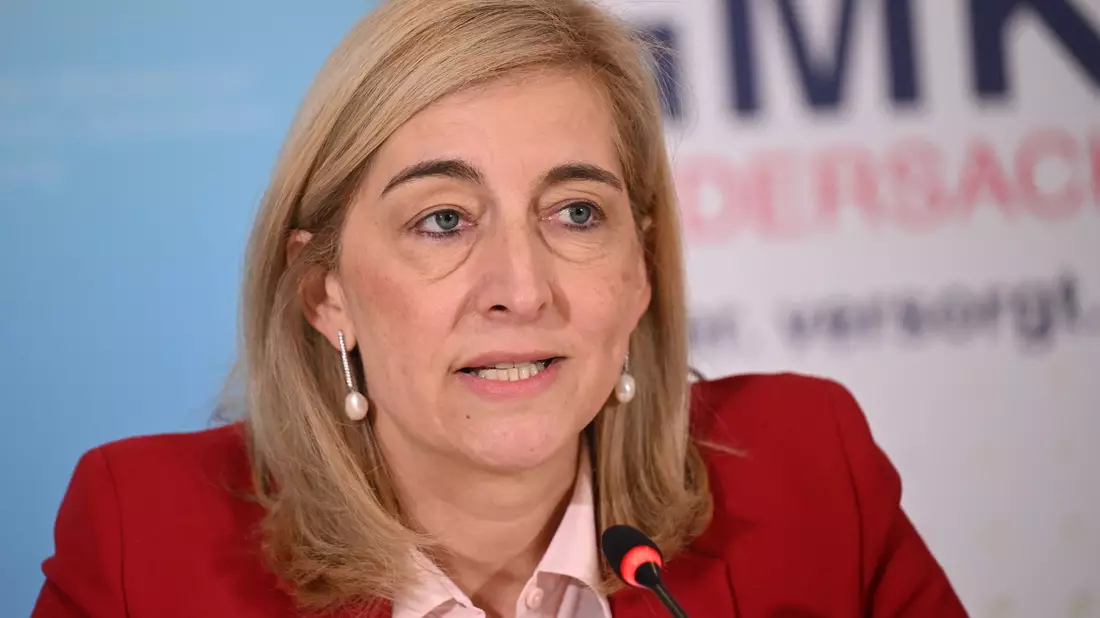 Ministerin Warken hebt das Sparziel für stabile Kassenbeiträge an.  - Bild: Julian Stratenschulte/dpa