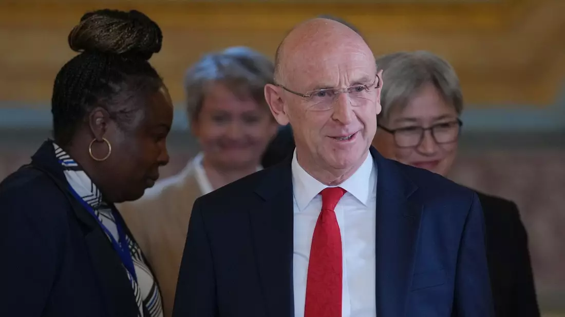 Healey galt bisher als loyaler Mitstreiter von Premier Keir Starmer. - Bild: Kin Cheung/AP Pool/AP/dpa