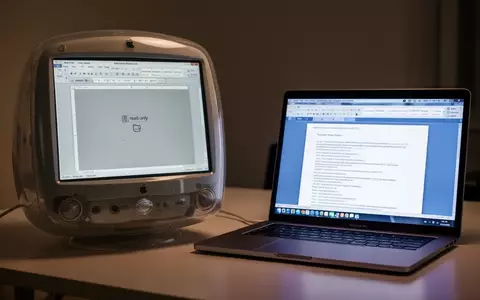A vintage Apple iMac G3 showing a restricted Microsoft Word document next to a modern MacBook Pro displaying an active document. - Foto: über boerse-global.de