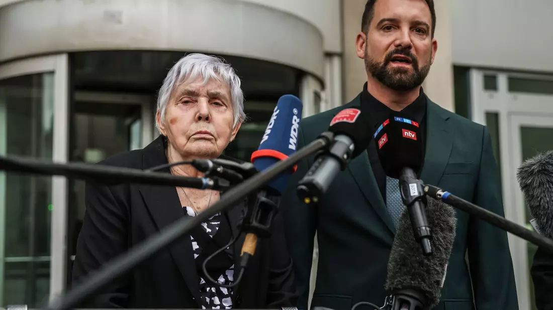 In ihrer Klage fordert die Kundin Rita M. - hier neben ihrem Anwalt Daniel Kuhlmann - von dem Geldinstitut Schadenersatz.  - Bild: Oliver Berg/dpa
