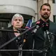 In ihrer Klage fordert die Kundin Rita M. - hier neben ihrem Anwalt Daniel Kuhlmann - von dem Geldinstitut Schadenersatz.  - Bild: Oliver Berg/dpa