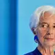EZB-Präsidentin Christine Lagarde zeigt sich entschlossen gegen steigende Inflation. - Bild: Michael Probst/AP/dpa