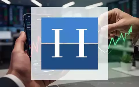 Eine Hand hält ein Smartphone mit einer roten Aktientrendlinie, während eine andere Hand eine Figur auf eine grüne Linie setzt. - Foto: über boerse-global.de