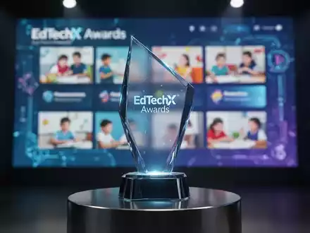 Eine futuristische EdTechX Awards Trophäe, die auf einem Podest steht, mit verschwommenen digitalen Lerninhalten im Hintergrund. - Foto: über boerse-global.de