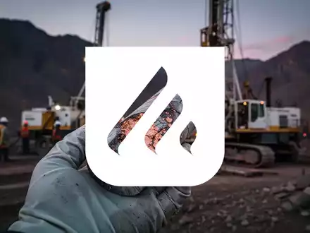 Nahaufnahme eines geologischen Bohrkerns mit Kupfermineralisierung in einer behandschuhten Hand vor einem Bohrturm in den Bergen. - Foto: über boerse-global.de