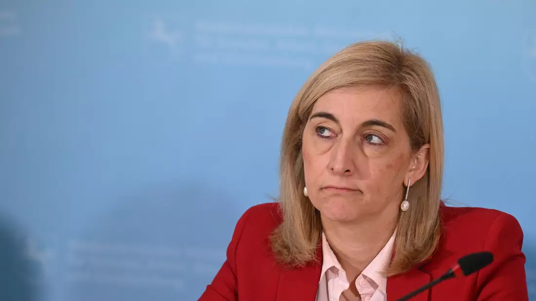 Ministerin Warken hebt das Sparziel für stabile Kassenbeiträge an.  - Bild: Julian Stratenschulte/dpa