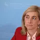 Ministerin Warken hebt das Sparziel für stabile Kassenbeiträge an.  - Bild: Julian Stratenschulte/dpa
