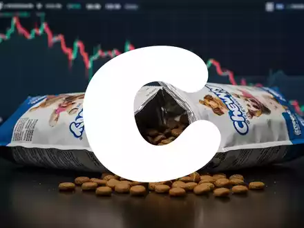 Ein umgekippter, halbleerer Chewy-Futtersack verschüttet Futter vor einem unscharfen, fallenden Finanzdiagramm. - Foto: über boerse-global.de