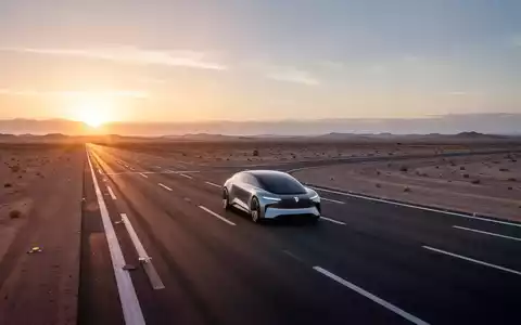 Eine weite Wüstenlandschaft bei Sonnenuntergang mit einem autonomen Fahrzeug auf einer Teststrecke. - Foto: über boerse-global.de