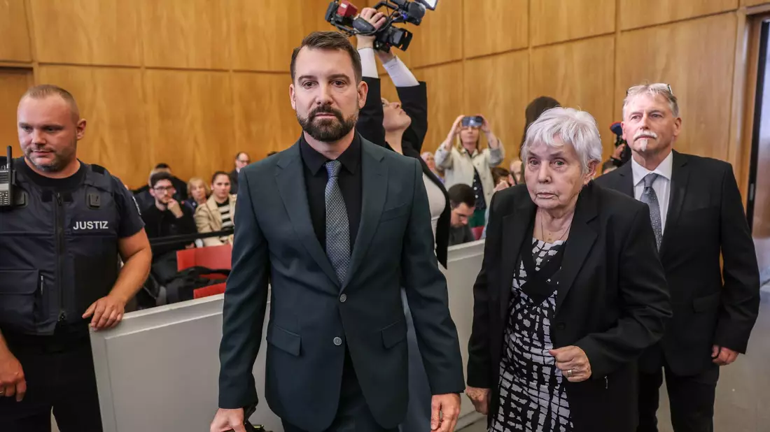 Klägerin Rita M. kommt mit ihrem Anwalt Daniel Kuhlmann (links) und dem zweiten Kläger Joachim Alfred Wagner (rechts) in den Gerichtssaal. - Bild: Oliver Berg/dpa