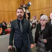 Klägerin Rita M. kommt mit ihrem Anwalt Daniel Kuhlmann (links) und dem zweiten Kläger Joachim Alfred Wagner (rechts) in den Gerichtssaal. - Foto: Oliver Berg/dpa