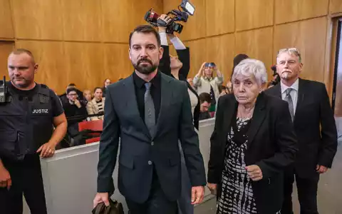 Klägerin Rita M. kommt mit ihrem Anwalt Daniel Kuhlmann (links) und dem zweiten Kläger Joachim Alfred Wagner (rechts) in den Gerichtssaal. - Foto: Oliver Berg/dpa