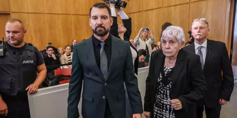 Klägerin Rita M. kommt mit ihrem Anwalt Daniel Kuhlmann (links) und dem zweiten Kläger Joachim Alfred Wagner (rechts) in den Gerichtssaal. - Foto: Oliver Berg/dpa