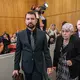Klägerin Rita M. kommt mit ihrem Anwalt Daniel Kuhlmann (links) und dem zweiten Kläger Joachim Alfred Wagner (rechts) in den Gerichtssaal. - Bild: Oliver Berg/dpa