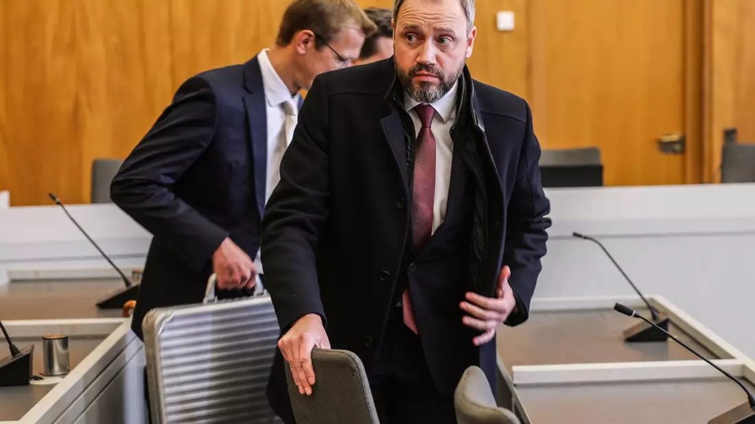 Der Sparkasse Gelsenkirchen, im Gerichtssaal unter anderem vertreten vom Bereichsleiter Vertrieb Matthias Kloh, werfen die Kläger Pflichtverletzungen vor. - Bild: Oliver Berg/dpa