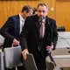 Der Sparkasse Gelsenkirchen, im Gerichtssaal unter anderem vertreten vom Bereichsleiter Vertrieb Matthias Kloh, werfen die Kläger Pflichtverletzungen vor. - Bild: Oliver Berg/dpa