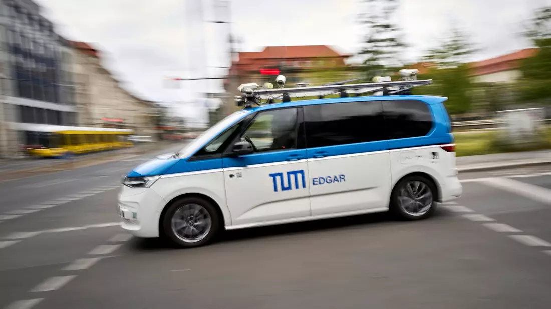 Unterwegs auf Prüfungsfahrt: Ein autonomes Fahrzeug - hier ein Forschungswagen der Technischen Universität München - bewegt sich im Berliner Straßenverkehr.  - Bild: Michael Ukas/dpa