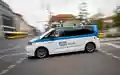 Unterwegs auf Prüfungsfahrt: Ein autonomes Fahrzeug - hier ein Forschungswagen der Technischen Universität München - bewegt sich im Berliner Straßenverkehr.  - Foto: Michael Ukas/dpa