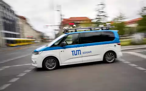 Unterwegs auf Prüfungsfahrt: Ein autonomes Fahrzeug - hier ein Forschungswagen der Technischen Universität München - bewegt sich im Berliner Straßenverkehr.  - Foto: Michael Ukas/dpa