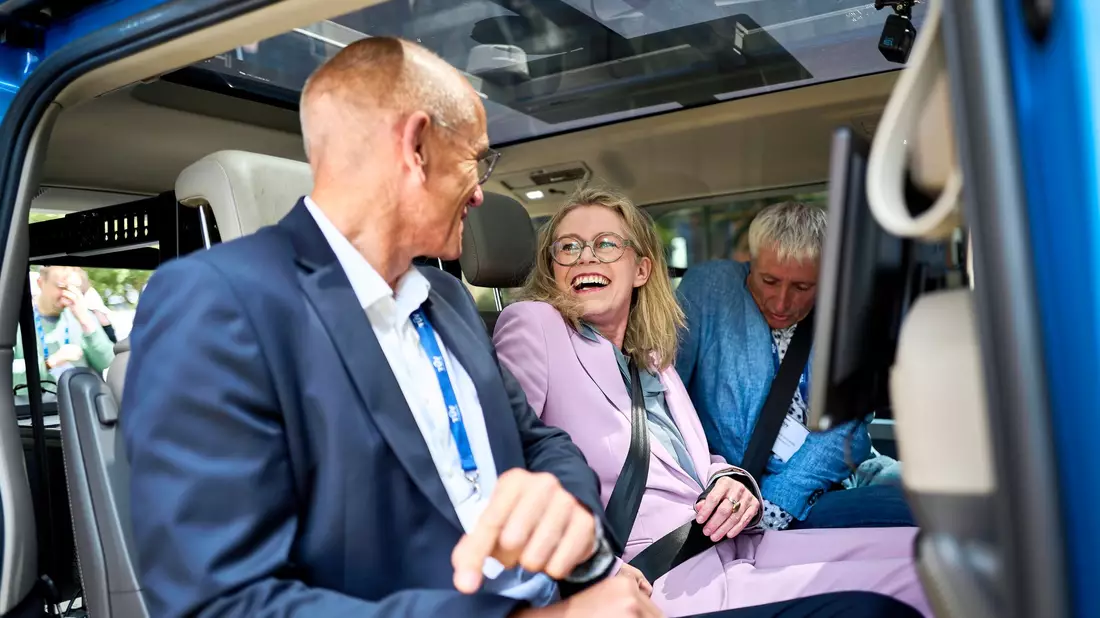 Berlins Verkehrssenatorin Ute Bonde setzt auf autonomes Fahren und hofft auch einen raschen Einsatz fahrerloser Shuttle im Stadtverkehr.  - Bild: Michael Ukas/dpa