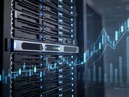 Ein Server-Rack mit blauen Lichtern und einem stilisierten aufwärts gerichteten Diagramm, das Technologie und Wachstum symbolisiert. - Foto: über boerse-global.de