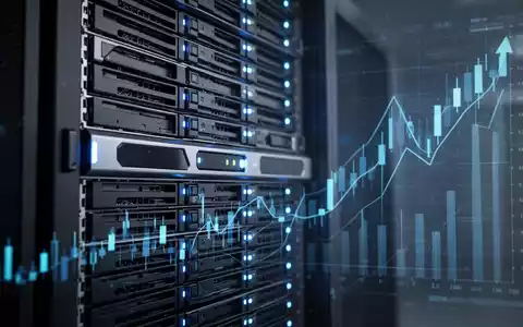 Ein Server-Rack mit blauen Lichtern und einem stilisierten aufwärts gerichteten Diagramm, das Technologie und Wachstum symbolisiert. - Foto: über boerse-global.de