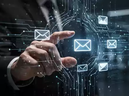 Eine Nahaufnahme einer Hand, die mit einem digitalen Interface interagiert, das E-Mail-Symbole und Datenströme anzeigt. - Foto: über boerse-global.de
