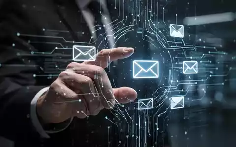 Eine Nahaufnahme einer Hand, die mit einem digitalen Interface interagiert, das E-Mail-Symbole und Datenströme anzeigt. - Foto: über boerse-global.de