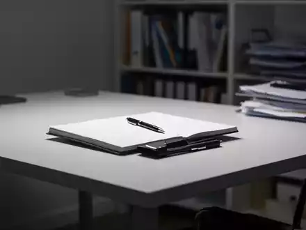 Ein minimalistischer, aufgeräumter Schreibtisch mit einem einzelnen, ordentlich platzierten Objekt vor einem unscharfen Hintergrund. - Foto: über boerse-global.de