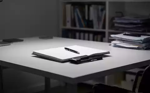 Ein minimalistischer, aufgeräumter Schreibtisch mit einem einzelnen, ordentlich platzierten Objekt vor einem unscharfen Hintergrund. - Foto: über boerse-global.de