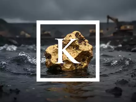 Ein Goldnugget, teilweise in dunklem, turbulentem Wasser versunken, mit einer unscharfen, bedrohlichen Bergbaulandschaft im Hintergrund. - Foto: über boerse-global.de